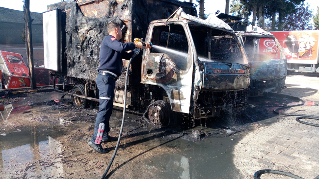 Adana'da park halindeki 2 kamyonda yangın çıktı